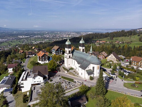 Bildstein  7.10.2018  Basilikaweihe in Bildstein mit Nuntius Zurbriggen und Bischof Benno Elbs, aus Rom ueberbringt MS. Michael Kahle das Ernennungdokument.